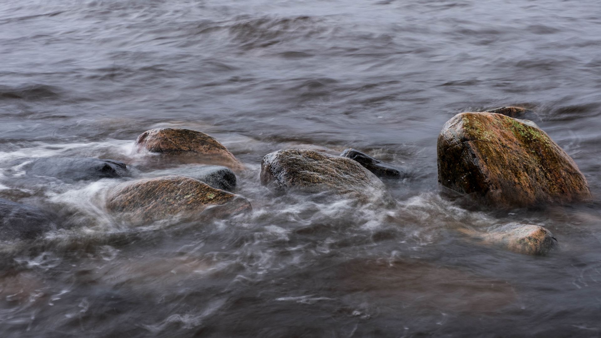 Sten i havet. Foto: Anna Tenggren